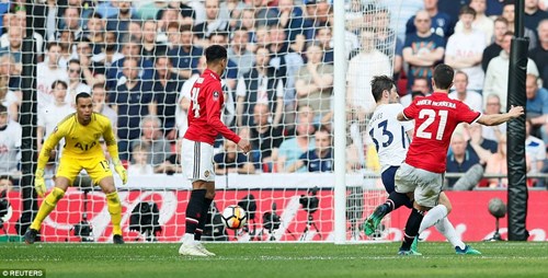 Herrera ấn định chiến thắng 2-1 cho "Quỷ đỏ" trong hiệp hai. Ảnh: Reuters
