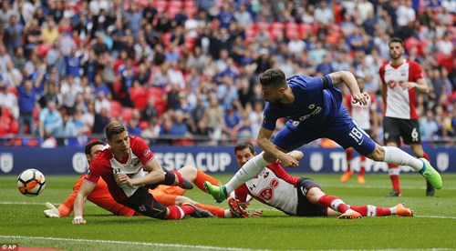 Giroud mở tỷ số trận đấu sau một pha xử lý rất kỹ thuật. Ảnh: Dailymail