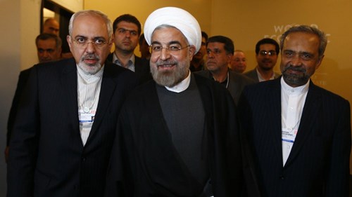 Tổng thống Iran Hassan Rouhani (giữa) và Ngoại trưởng Iran M.J.Zarif (bên trái) cảnh báo Washington sẽ hối tiếc nếu rút khỏi JCPOA. Ảnh: Quartz