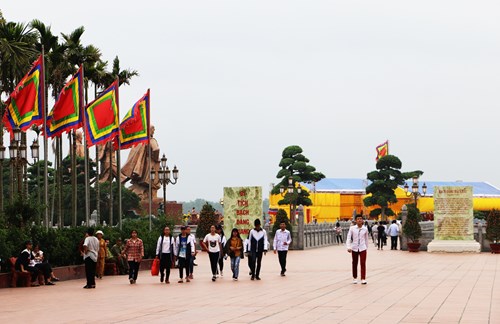 Đông đảo du khách tham quan khu di tích.