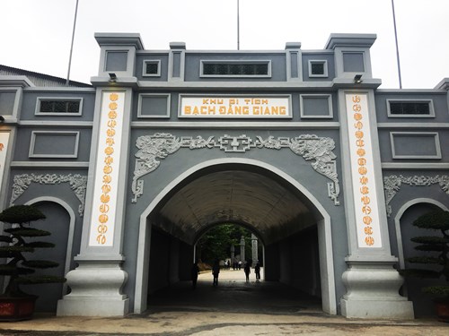 Cổng vào Khu di tích Bạch Đằng Giang.