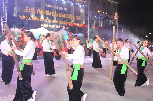Vũ điệu dân gian mừng ngày hội truyền thống quê hương.
