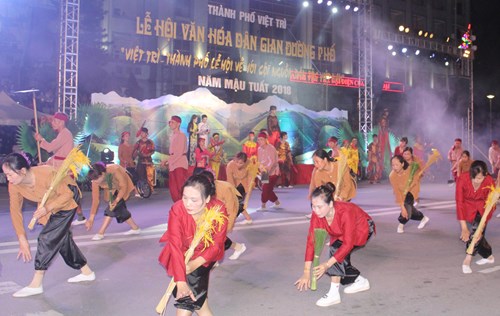 Tái hiện truyền thống văn minh lúa nước của tổ tiên ta qua tích trò vua Hùng dạy dân cấy lúa.
