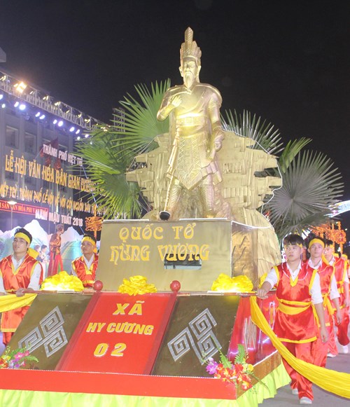 Xe rước tượng Quốc Tổ Hùng Vương.