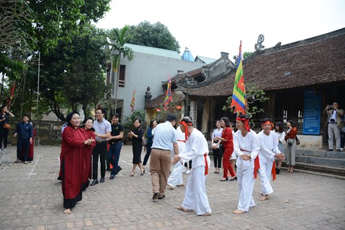Du khách thích thú tham gia điệu Xoan cùng các nghệ nhân.