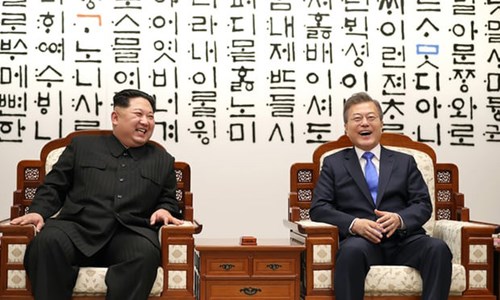 Chủ tịch Kim Jong-Un (trái) và Tổng thống Moon Jae-In (phải) tại cuộc gặp Thượng đỉnh trong Ngôi nhà Hòa Bình.