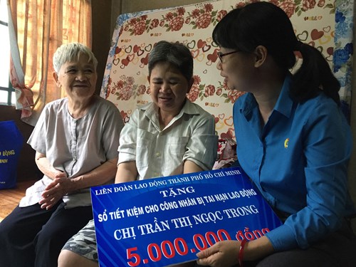 Lãnh đạo LĐLĐ Thành phố thăm hỏi, trao quà tặng công nhân không may bị tai nạn lao động.
