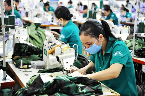 Công nhân của TCT 28 may quân trang dã chiến.