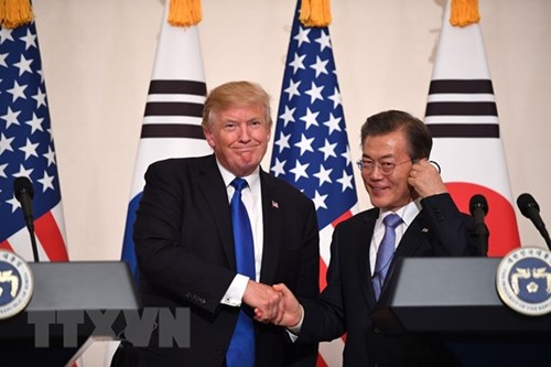 Tổng thống Hàn Quốc Moon Jae-In (phải) và Tổng thống Mỹ Donald Trump (trái) tại cuộc gặp ở Nhà Xanh ở Seoul ngày 7-11-2017.