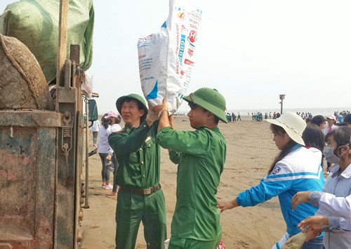 Các chiến sĩ Đồn Biên phòng Cửa khẩu cảng Diêm Điền và học sinh Trường THCS Nam Phú (Thái Bình) tham gia hoạt động Chiến dịch “Hãy làm sạch biển”.