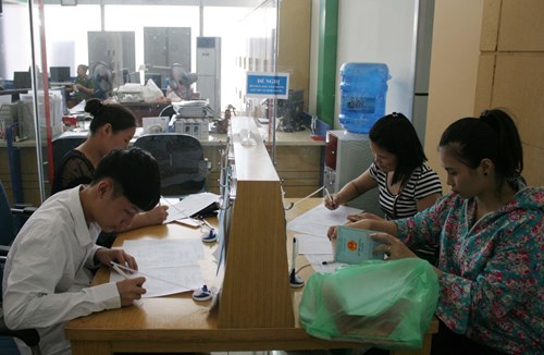 Người dân TP Hạ Long (Quảng Ninh) hoàn thiện các thủ tục hành chính tại Trung tâm hành chính công tỉnh Quảng Ninh.