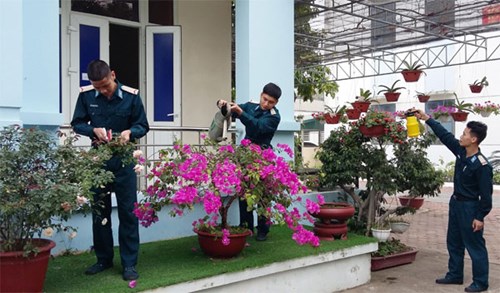 Chiến sĩ Trung tâm Quốc gia tìm kiếm, cứu nạn đường không chăm sóc hoa trong khuôn viên đơn vị.
