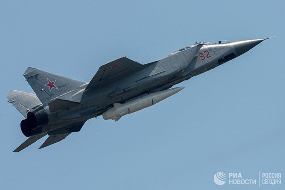 Máy bay chiến đấu MiG-31K mang tổ hợp tên lửa siêu thanh mới nhất Kinzhal trong lễ duyệt binh Ngày Chiến thắng. Nguồn: RIA.