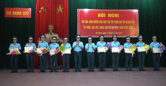 Lãnh đạo, chỉ huy Sư đoàn không quân 372 trao thưởng cho 5 tập thể và 6 cá nhân điển hình tiên tiến tiêu biểu trong học tập, làm theo tư tưởng, đạo đức, phong cách Hồ Chí Minh hai năm 2016-2018.