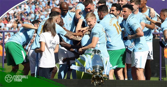 Khoảnh khắc Cúp vô địch Ngoại hạng Anh bị rơi trong lễ nhận cúp của Man City. Ảnh: Football Tribe.