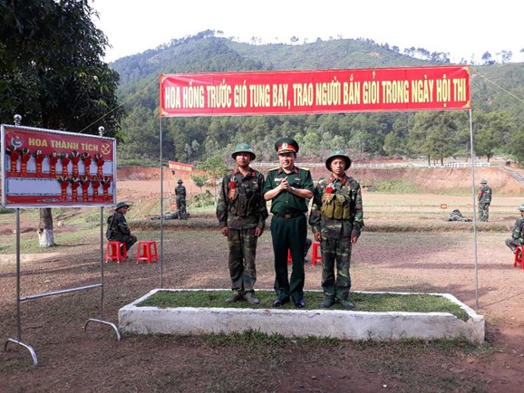 Đại diện lãnh đạo, chỉ huy Lữ đoàn Công binh 414 trao hoa thành tích tặng các chiến sĩ bắn giỏi.