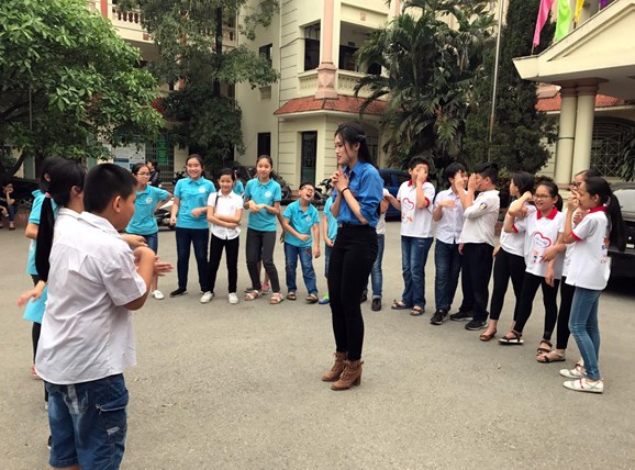 Vũ Thị Thanh Huyền hướng dẫn các em nhỏ chơi trò chơi tiếng anh tại Trung tâm Học tập cộng đồng phường Phúc La.