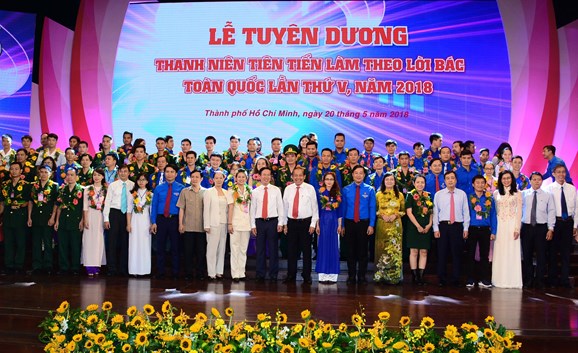 Lãnh đạo Đảng, Nhà nước, Trung ương Đoàn và TP Hồ Chí Minh với các điển hình thanh niên tiên tiến làm theo lời Bác toàn quốc năm 2018 được tuyên dương.