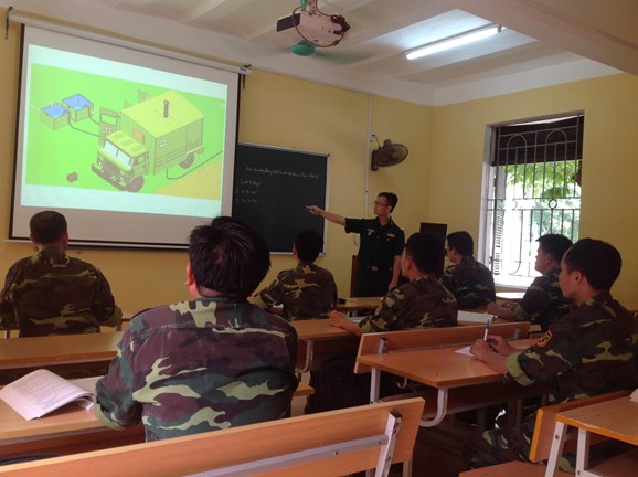 Đại úy Nguyễn Minh Hoàng giới thiệu sáng kiến mô phỏng xe ĐĐA-66 bằng phần mềm 3D cho học viên.