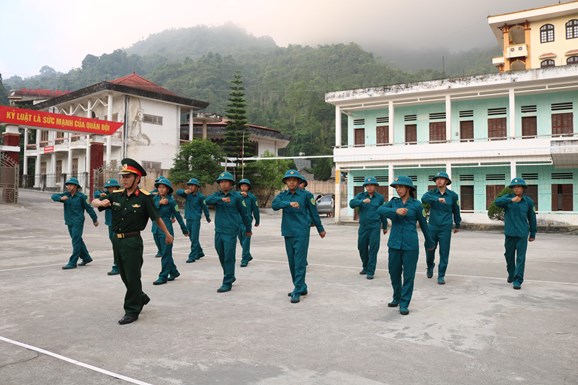 Huấn luyện Điều lệnh Đội ngũ cho lực lượng dân quân năm thứ nhất tại huyện Quản Bạ.