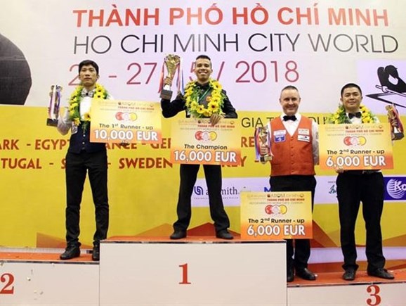 Trần Quyết Chiến vui mừng với cúp vô địch Giải Billiards 3 băng World Cup 2018.