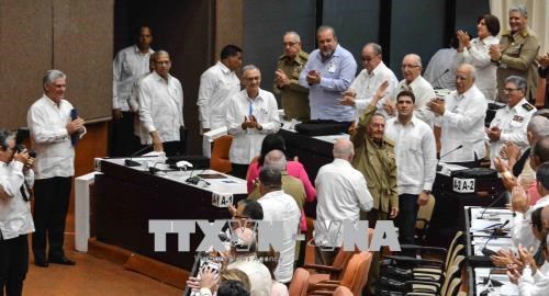 Chủ tịch Cuba Miguel Diaz Canel (trái) và Bí thư thứ nhất Đảng Cộng sản Cuba Raul Castro (giữa) tại cuộc họp bất thường Quốc hội Cuba ở thủ đô La Habana ngày 2-6. Ảnh: TTXVN.