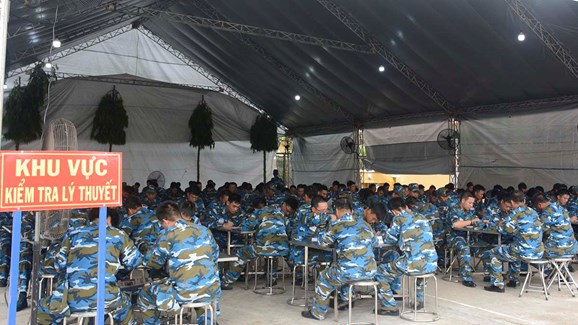 Các thí sinh tham gia kiểm tra lý thuyết.