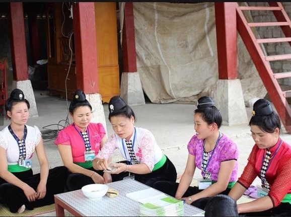 Nhóm tiết kiệm thôn bản-mô hình giúp đỡ phụ nữ tiếp cận dịch vụ tài chính vi mô hiệu quả của CARE. Ảnh: CARE