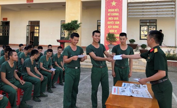 Niềm vui của chiến sĩ Đại đội 12, Tiểu đoàn 4, Lữ đoàn 144 khi nhận được thư nhà.