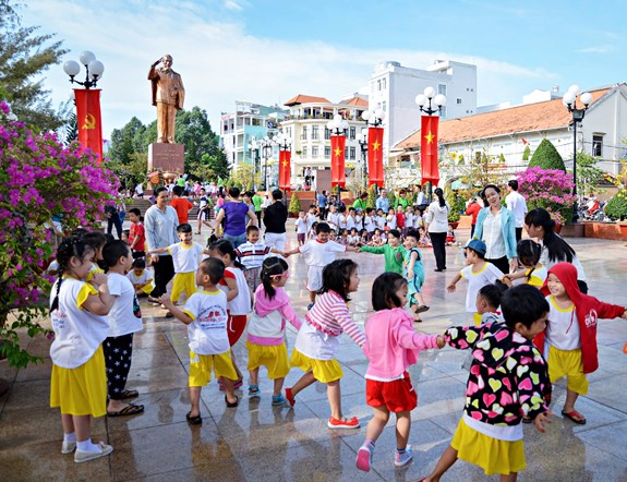 Tượng đài Bác Hồ trên bến Ninh Kiều hiện nay.