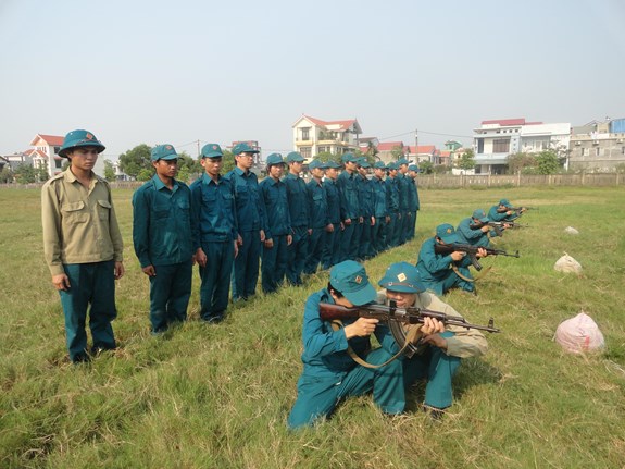 Dân quân xã Nhâm, huyện A Lưới, Thừa Thiên-Huế luyện tập bắn súng.