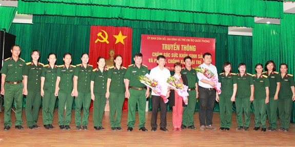 Các đại biểu chụp ảnh lưu niệm.