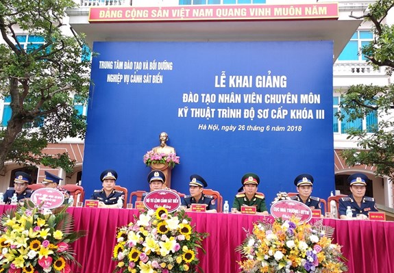 Các đại biểu tại lễ khai giảng.