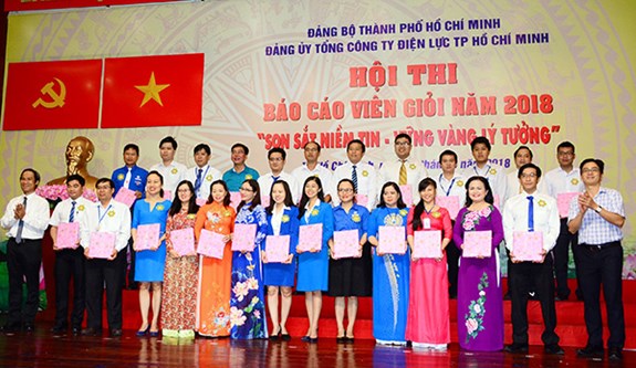 Ban tổ chức trao quà lưu niệm tặng các thí sinh tham gia hội thi.