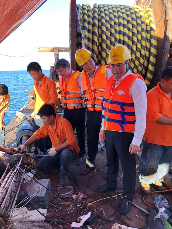 Công nhân ngành điện nỗ lực khắc phục sự cố cáp ngầm cấp điện lại cho đảo Cô Tô.