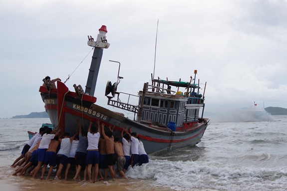 Cán bộ, chiến sĩ Lữ đoàn 127 tổ chức kéo tàu của ngư dân ra khỏi nơi mắc cạn.