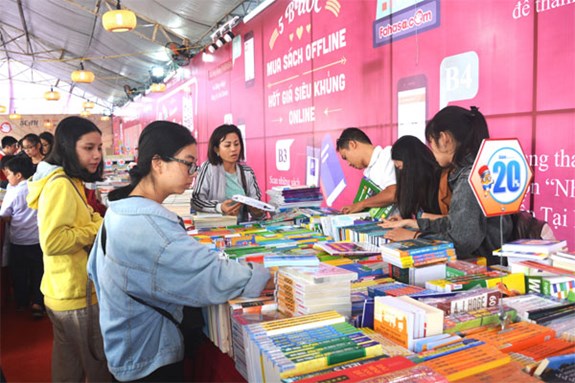 Đông đảo bạn đọc tham gia Hội sách Hải Châu năm 2018.