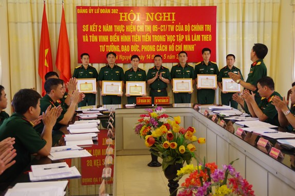 Đại diện Ban Tài chính Lữ đoàn 382 (thứ ba, từ phải sang) nhận khen thưởng vì có thành tích trong hai năm thực hiện Chỉ thị 05 của Bộ Chính trị. Ảnh: VĂN HIỂN.