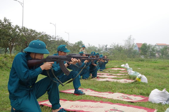 Tự vệ Kho bạc Nhà nước thành phố Huế luyện tập bắn súng.