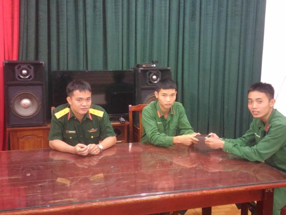Trung sĩ Võ Văn Từng (giữa) trả lại tài sản nhặt được cho đồng đội.