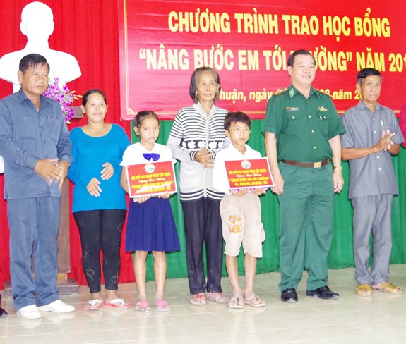 Đại diện chỉ huy Đồn Biên phòng Cửa khẩu Quốc tế Mộc Bài trao học bổng tặng học sinh nghèo trên địa bàn.