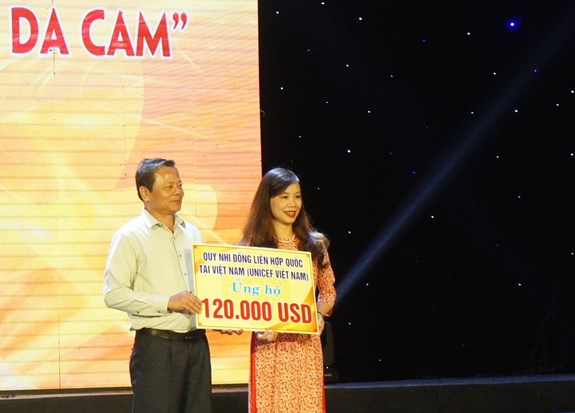 Đại diện UNICEF Việt Nam trao tượng trưng số tiền ủng hộ chương trình.