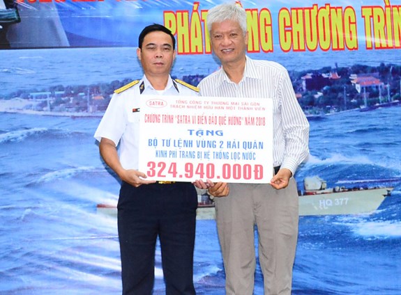 SATRA trao kinh phí gần 325 triệu đồng tặng các đơn vị thực hiện nhiệm vụ trên biển.