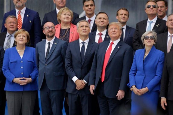 Tổng thống Mỹ Donald Trump cùng lãnh đạo các nước đồng minh NATO quan sát máy bay trực thăng bay trên bầu trời trong khuôn khổ hội nghị thượng đỉnh NATO vừa kết thúc tại Brussels, Bỉ. Ảnh: AP.