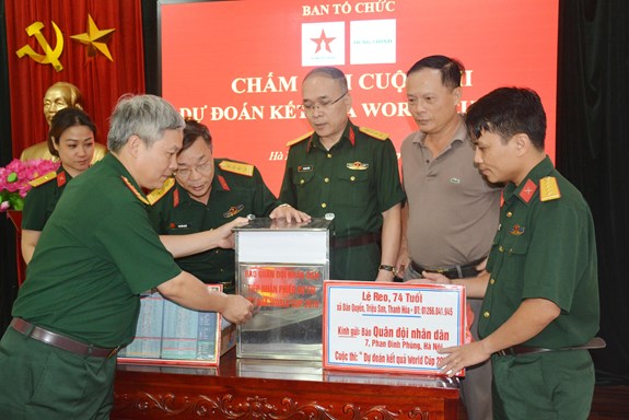 Ban tổ chức tiến hành mở niêm phong các hòm phiếu dự thi.
