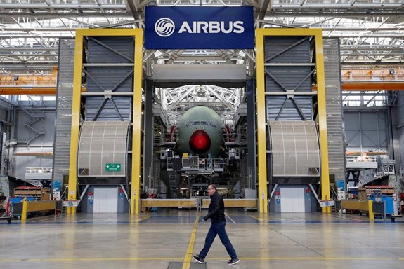 Một chiếc máy bay Airbus A380 đang trong giai đoạn lắp ráp cuối cùng tại trụ sở của Airbus ở Pháp. Ảnh: Reuters.