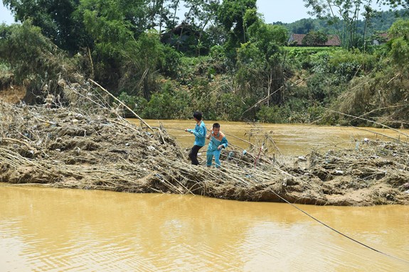 Kỹ thuật viên Viettel chi nhánh huyện Thanh Sơn (tỉnh Phú Thọ) khôi phục tuyến cáp bị đứt.