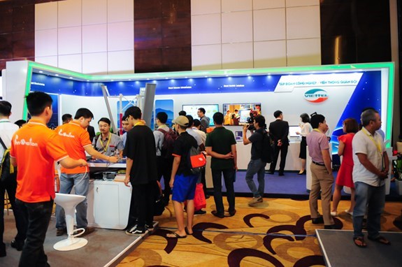 Gian hàng trưng bày sản phẩm của Viettel tại triển lãm Vietnam ICT Summit.
