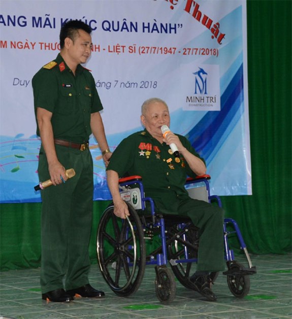 Thương binh Nguyễn Xuân Mai, 83 tuổi, thể hiện một số câu hát chèo khiến NSND Tự Long (Nhà hát Chèo quân đội) rất thán phục.