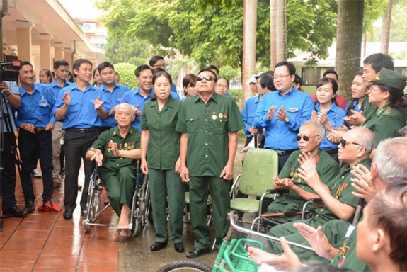 Hai vợ chồng thương binh Tống Bá Hựu (đứng giữa) cũng biểu diễn văn nghệ tặng đoàn công tác tới thămTrung tâm điều dưỡng thương binh Duy Tiên, Hà Nam .